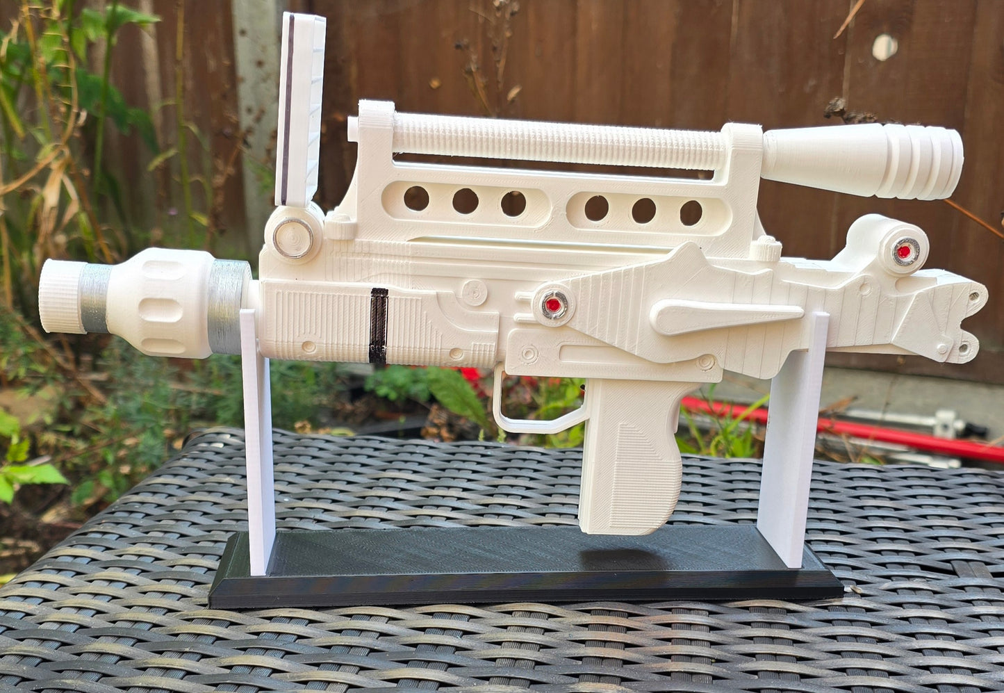 Retro Laser 007 Style Display Prop – 3D Printed Sci-Fi Fan Model