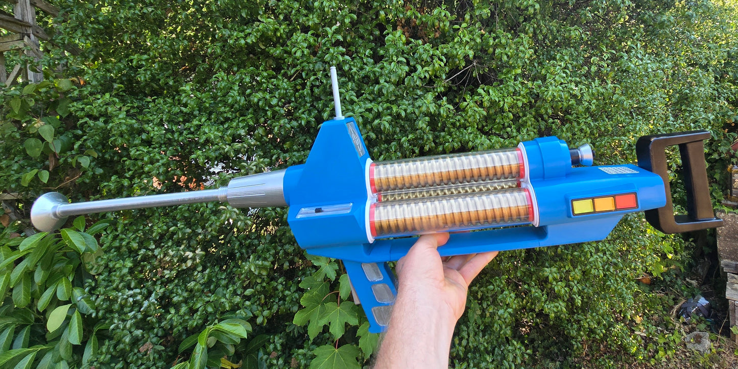 Retro Sci-Fi Rifle Style Prop – Fan-Made ModelPhaser Rifle – Fan-Made 904mm Display Prop Inspired by Star Trek | Collectable Cosplay Memorabilia